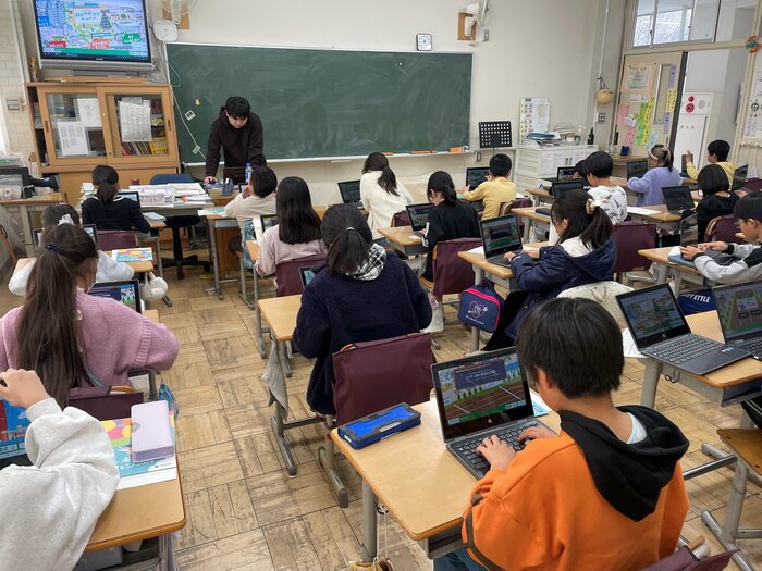 都内小学校でこどもHPを利用する様子（東京都提供）