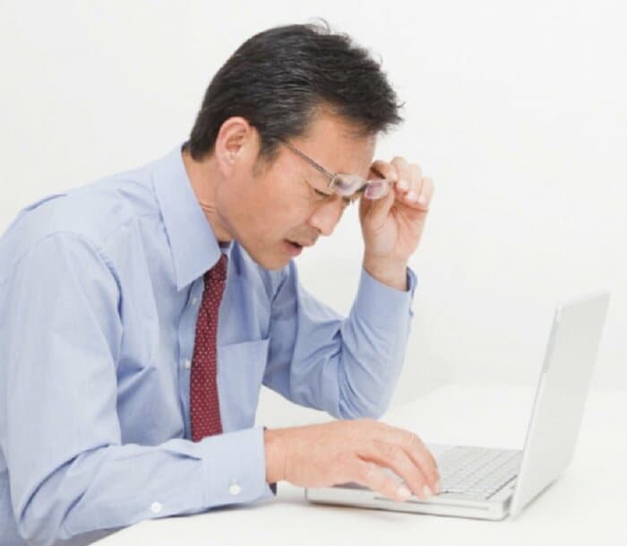 老眼と分かりやすく“老けて見える”仕草 眼鏡をおでこに上げる「デコメガネ」(提供:株式会社ビジョンメガネ)