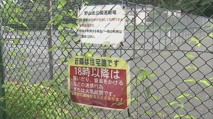不良グループの他に、およそ100人の聴衆も集まっていたという。