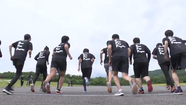 32人から18人に 通常10年かかる訓練を5年でデビューを目指す