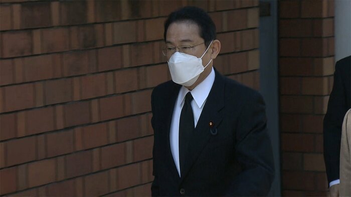 弔問に訪れる岸田首相(午前11時半ごろ 東京・大田区)