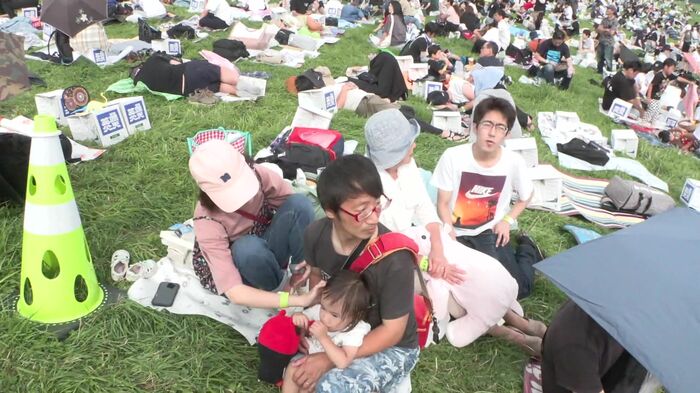 比較的安価な芝生席で1万2000円
