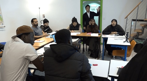 初心者クラス　様々な国の生徒が熱心にフランス語を学ぶ