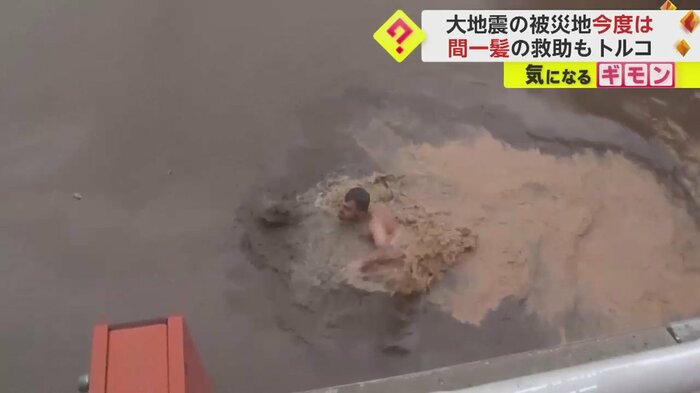川を必死で泳ぐ男性の姿(画像:IHAより)