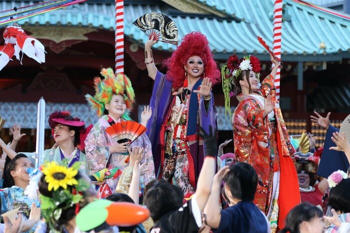 平原綾香さん(舞台右端)ほか、多様な個性あるキャスト約150人が揃い踏み