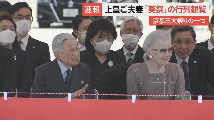 強い日差しのもと、京都御苑内の観覧席から鑑賞された