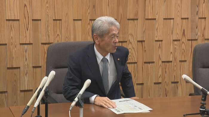 取材に応じる自民党県連の宮本幹事長（3日）