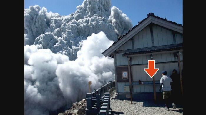 噴火後、里見さんは祈祷所のカウンターの下に逃げ込んだ