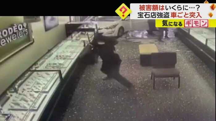 黒づくめの男がイスを持ち上げる（La Verne Police Department）