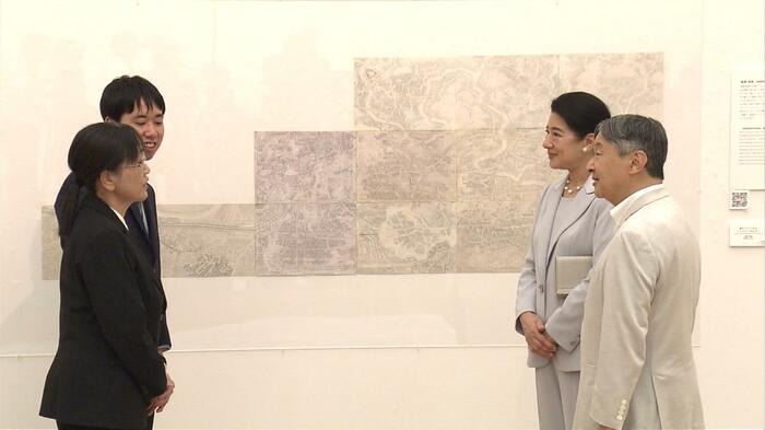原塚祥吾さんと母・由美子さんから作品について説明を受けられる天皇皇后両陛下