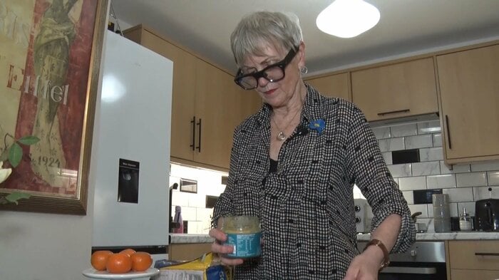 サンドイッチと紅茶をウィスピーと作るキャロルさん