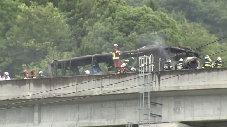 【速報】徳島道でトラックとバス正面衝突　バスが炎上　少なくとも乗客4人重傷か　トラック運転手閉じ込め｜FNNプライムオンライン