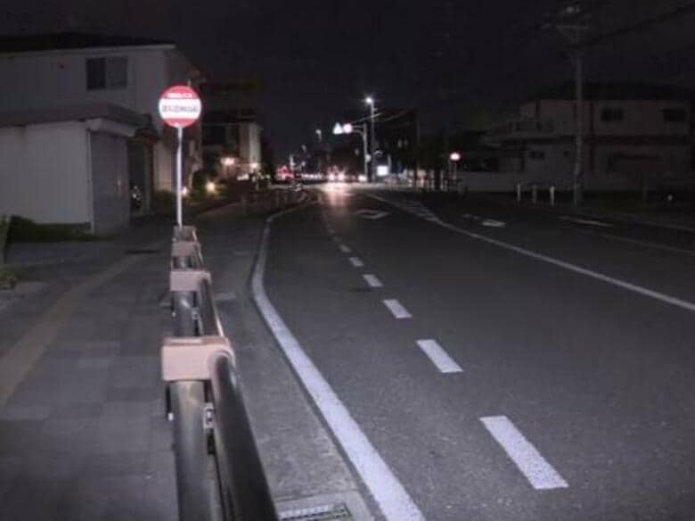 停車しようとした路線バスと後ろから走ってきた自転車の女子高校生が接触 バスとガードレールの間に挟まれケガ｜FNNプライムオンライン