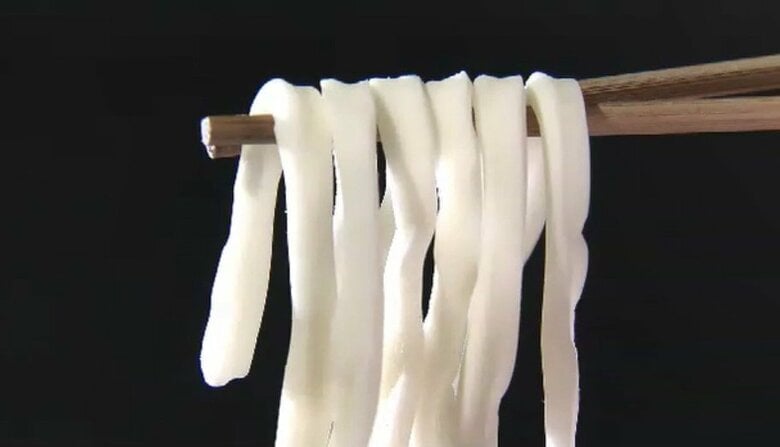 「見た目と味のギャップで脳がバグる」福岡の新定番になるか「うどん風グミ」誕生　食感はやわらかもっちり　“資(すけ)さんうどん”発祥の北九州で｜FNNプライムオンライン