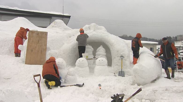 長野・飯山市で「いいやま雪まつり」　雪像12体が完成　「硬い…」締まった雪に苦労も　2月7日から｜FNNプライムオンライン