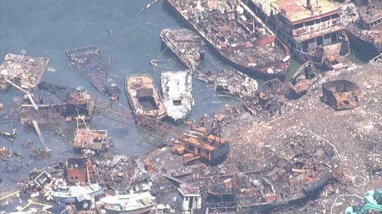 呉市の船解体現場火災　発生から４日　鎮火のめど立たず　船１隻から油流出、オイルフェンス設置　広島｜FNNプライムオンライン