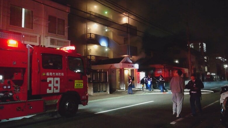 「料理中にレンジから火が出た」マンションの一室で炎が上がる　80代男性など3人搬送　約1時間後に消し止められる　福岡｜FNNプライムオンライン