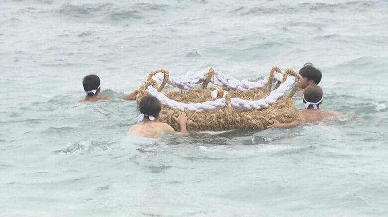 300年以上続く伝統の「わらじ祭り」…100キロ超の巨大わらじを海へ 担い手不足のなか祭りを守る地元男性に密着|FNNプライムオンライン