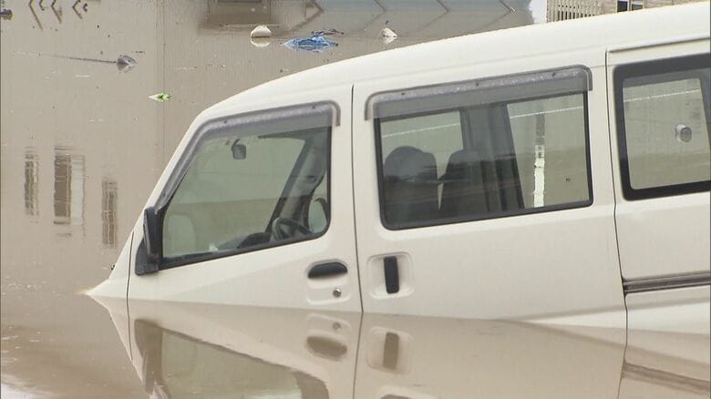 台風『車避難』の危険　水没した車 わずか「10センチ」水深が上がるとドア開かないことも 「車も命も守る」避難準備する町民たち｜FNNプライムオンライン