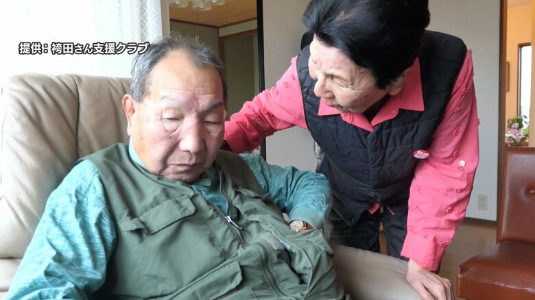 再審決定を袴田さんに伝える姉・ひで子さん(右)