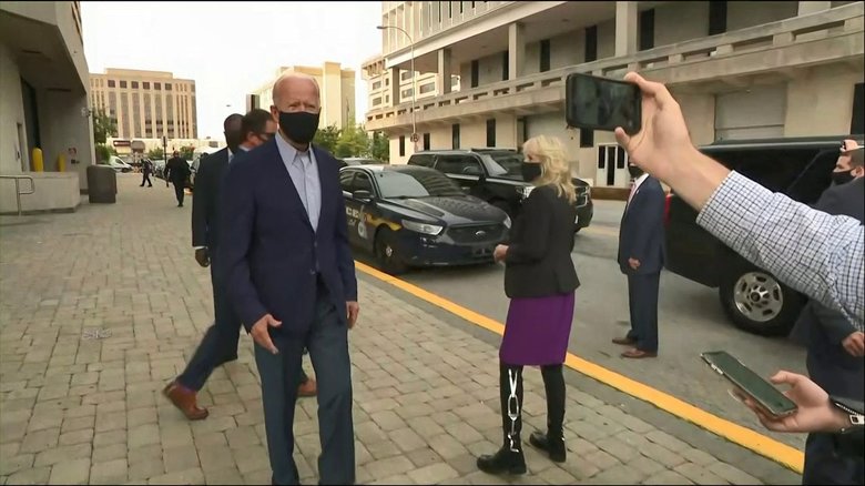 ジル・バイデン夫人のブーツにも「VOTE」の文字