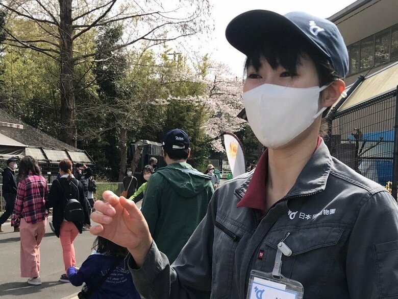 飼育員の中村あゆみさん