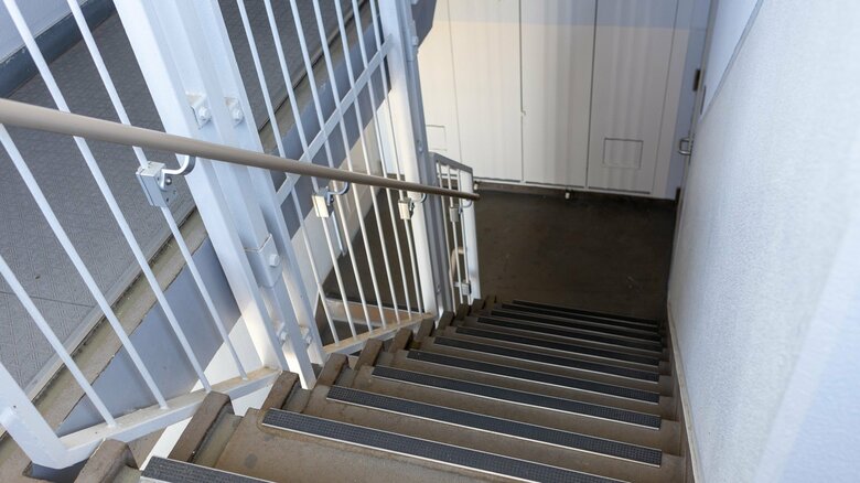 炎や煙で階段が使えないかもしれない（画像はイメージ）