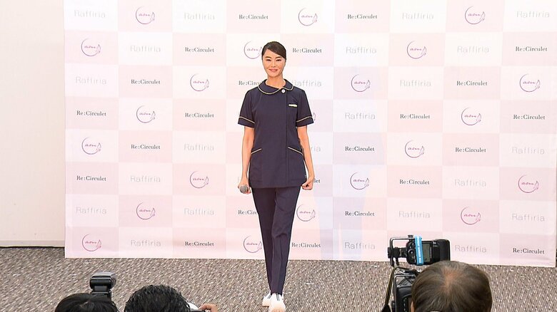 観月ありささん(45)「少しでも笑顔になって、楽しく働いていただきたい」と医療ウェアをプロデュース