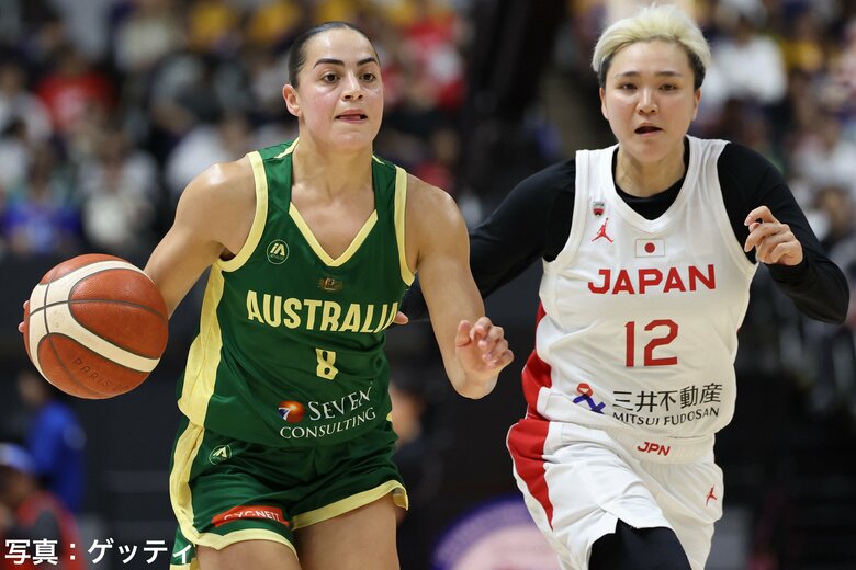 オーストラリア選手をマークする吉田亜沙美（21日、札幌市・北海きたえーる）