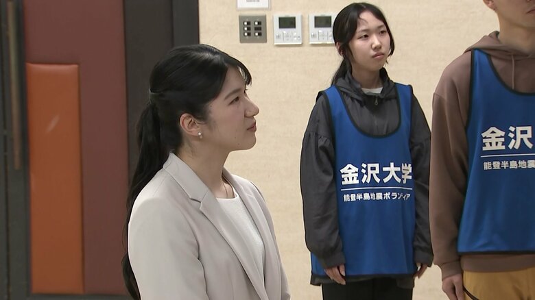 金沢大学の学生ボランティアから説明を受けられる愛子さま(5月18日)