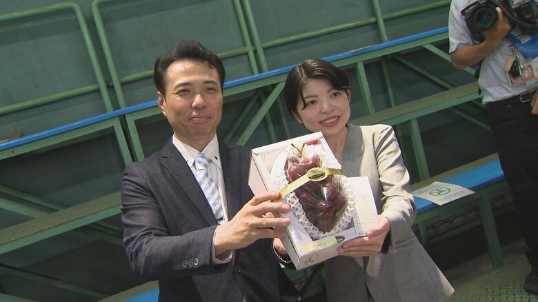 落札したルビーロマンは宿泊客に振るまわれた