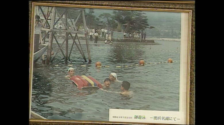 昭和44(1969)年　浜名湖で遊泳される皇太子さま
