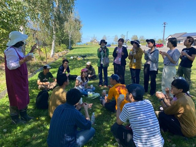 「立ち止まって考える個人が増えれば社会のあり方も変わっていく」