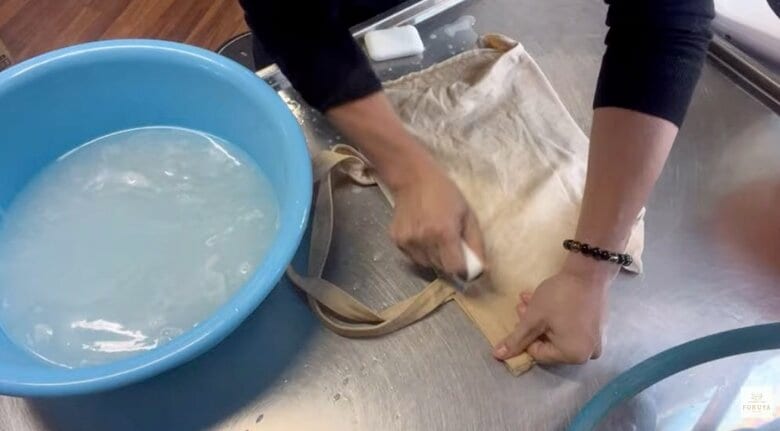 ブラシでこする