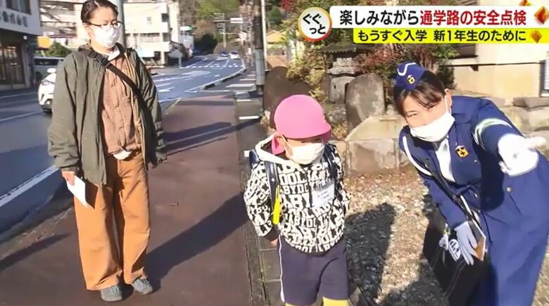 母親（左端）と通学路を歩く淺川君