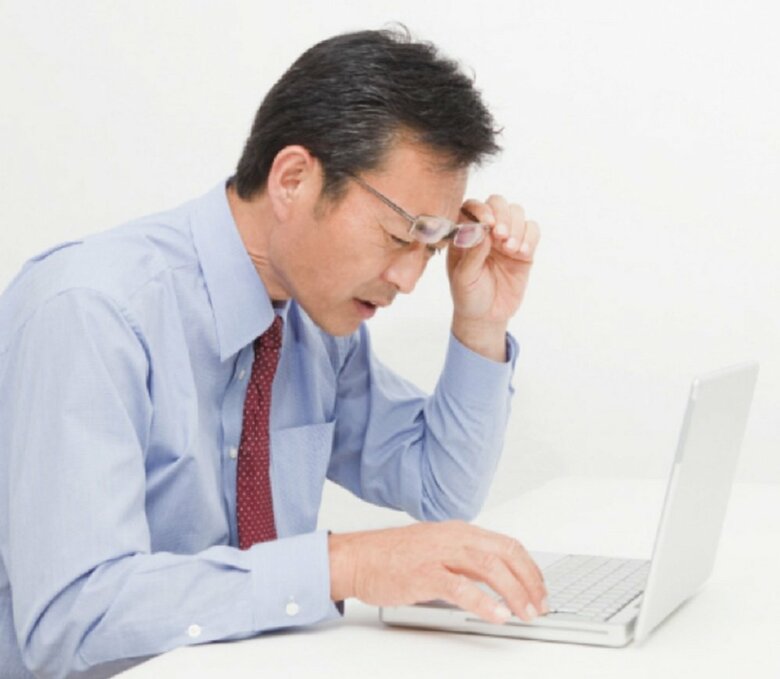 老眼と分かりやすく“老けて見える”仕草　眼鏡をおでこに上げる「デコメガネ」（提供：株式会社ビジョンメガネ）