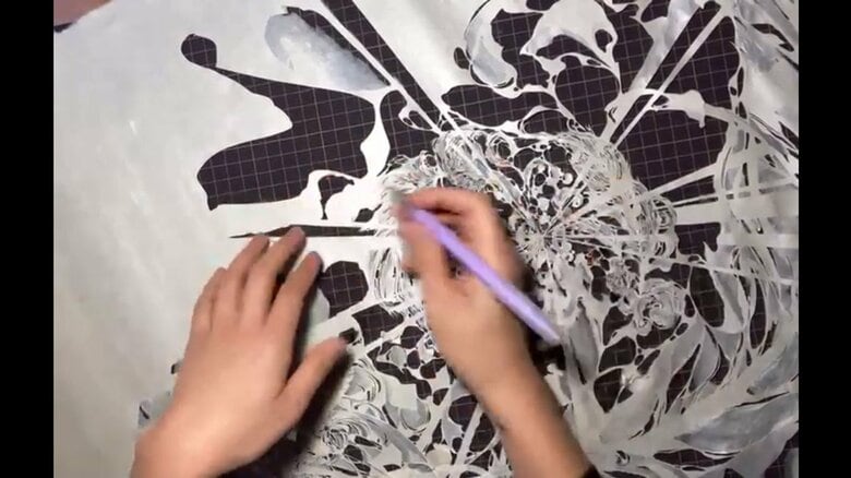 紙を切って模様にしている