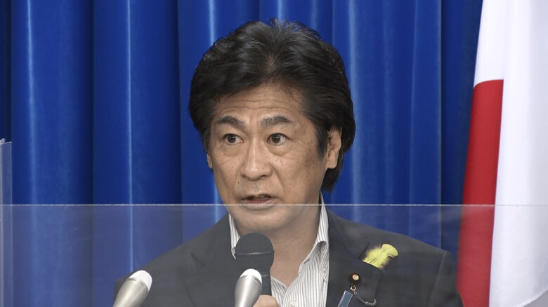 厚労相として会見に臨む田村氏