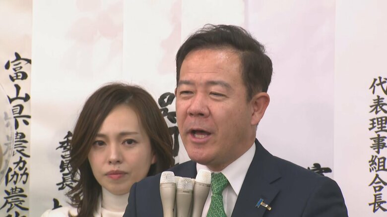 当選確実となりセレモニーで挨拶をする田畑氏