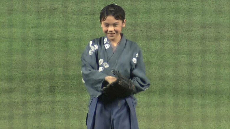 NHK大河ドラマ「軍師官兵衛」出演時の衣装で始球式に臨む若山容疑者（2014年）