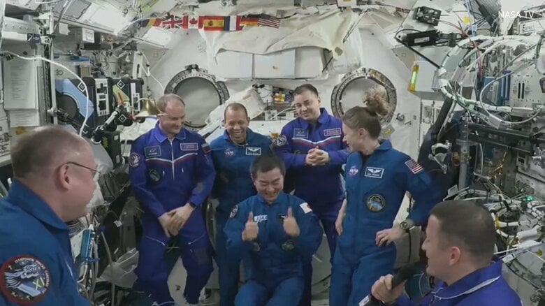 中心で満面の笑みの油井亀美也宇宙飛行士