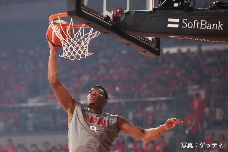 日韓戦に欠場するも試合直前のウォーミングアップに参加する八村塁（5日、東京・有明アリーナ）