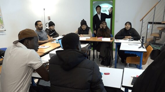 初心者クラス　様々な国の生徒が熱心にフランス語を学ぶ