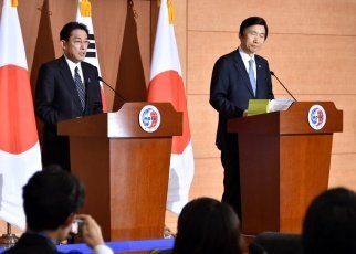 慰安婦問題の「最終的かつ不可逆的に解決」で合意した日韓合意の記者会見（2015年：外務省HPより）