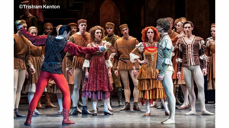 見どころの一つ、ソード・ファイト（左：平野さん）