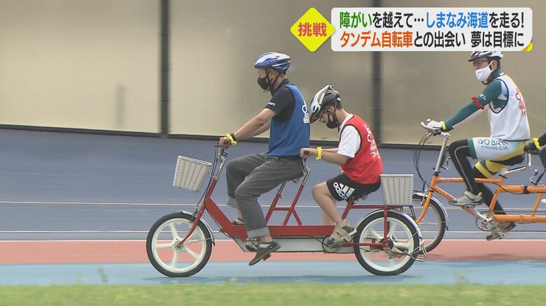 タンデム自転車でイベント会場を走る大翔さんと隆史さん（2020年9月）