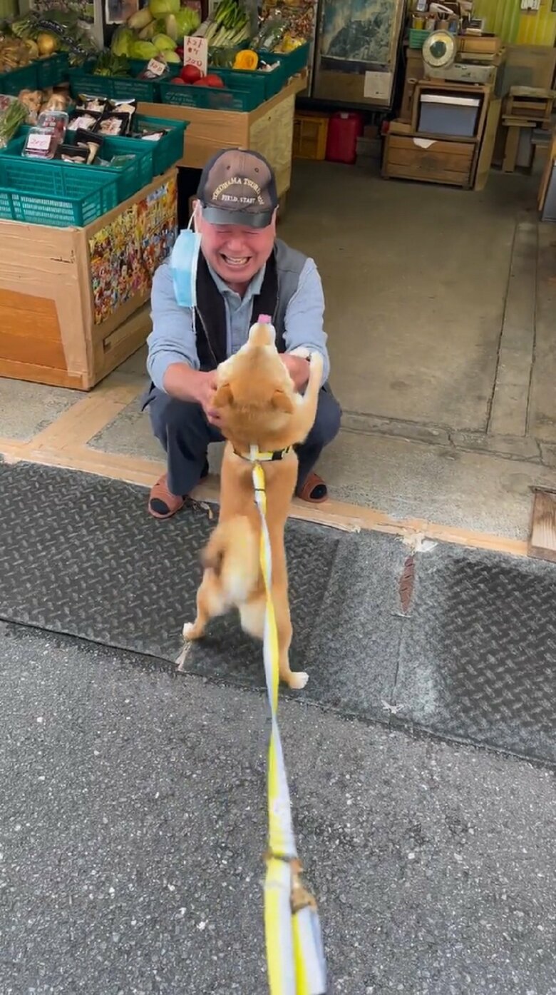 おっちゃんへの愛はとどまらない。片腕をホールド！