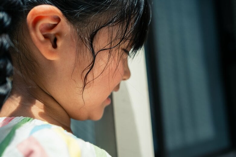 交感神経が刺激され、子供の体力が奪われてしまう（画像はイメージ）