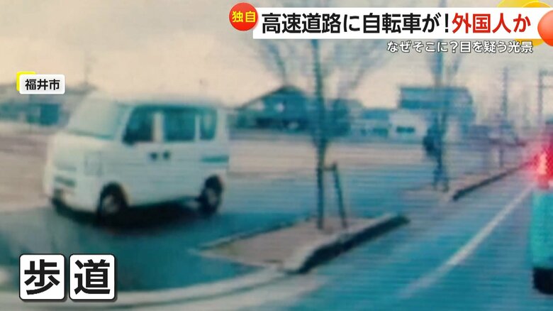 その後曲がり角を右折し、近くの建物の前で停車したという車