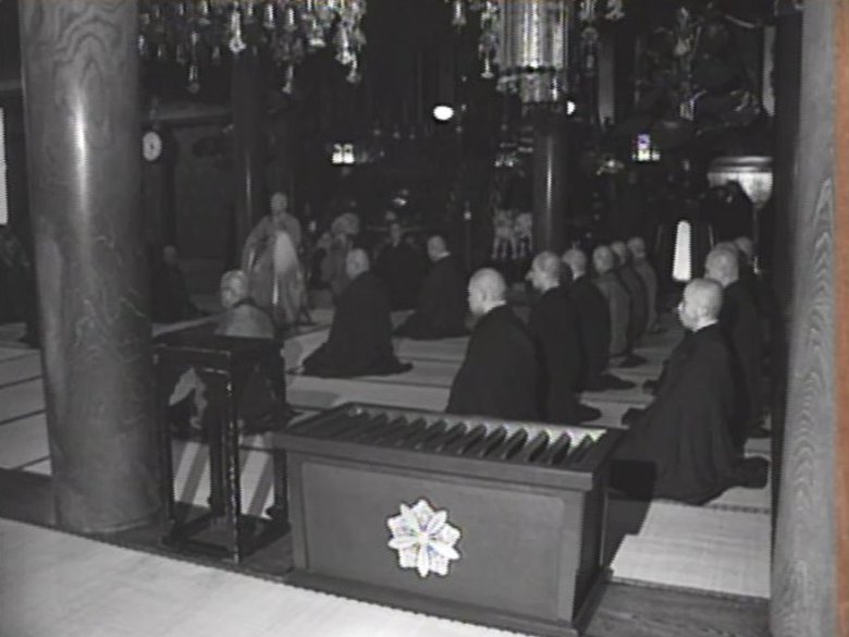 永平寺で修行に励む僧侶たち